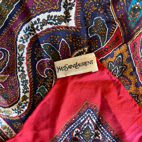 ABSOLUTELY STUNNING YSL silk scarf - Picture 4 of 4